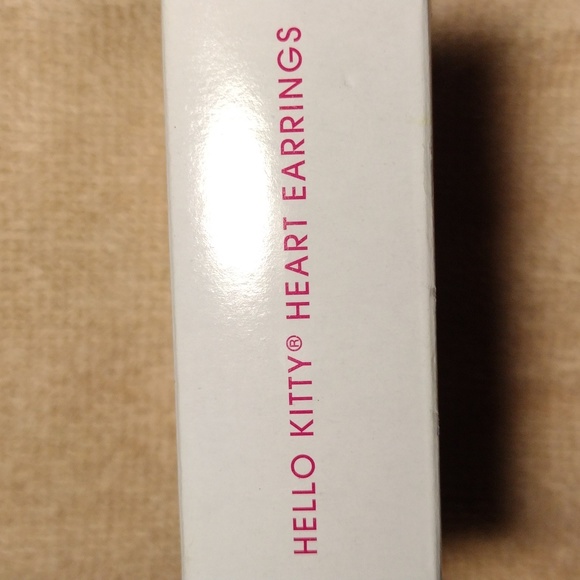 Hello Kitty Heart Stud Earrings.New - Picture 3 of 3